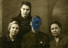 Familie met gewist portret van opgepakt familielid