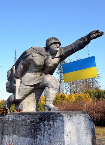 Russisch-standbeeld-van-soldaat-en-Oekranse-vlag-270922