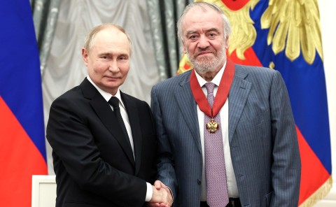 Valeri-Gergiev-krijgt-van-Vladimir-Poetin-de-Orde-Voor-Verdienste-aan-het-Vaderland-30-mei-2024