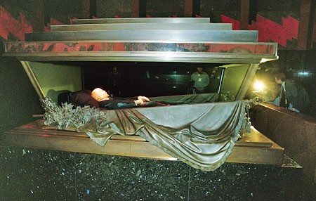 Lenin-opgebaard-in-Mausoleum-070414